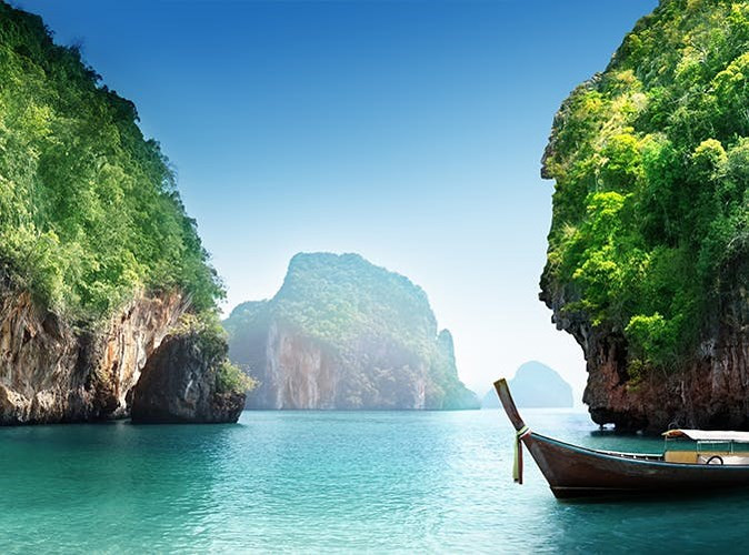 12. Krabi, Thái Lan: Được mệnh danh là thiên đường nhiệt đới ở Thái Lan, với những khu rừng ngập mặn, vùng biển xanh bao quanh bởi những vách đá vôi.