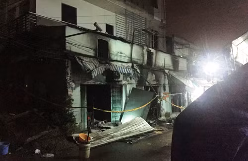 TPHCM: Chay du doi can nha giua khu chung cu, 2 nguoi chet-Hinh-2