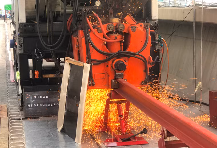 Hệ thống máy hàn chảy giáp mối các thanh đường ray.