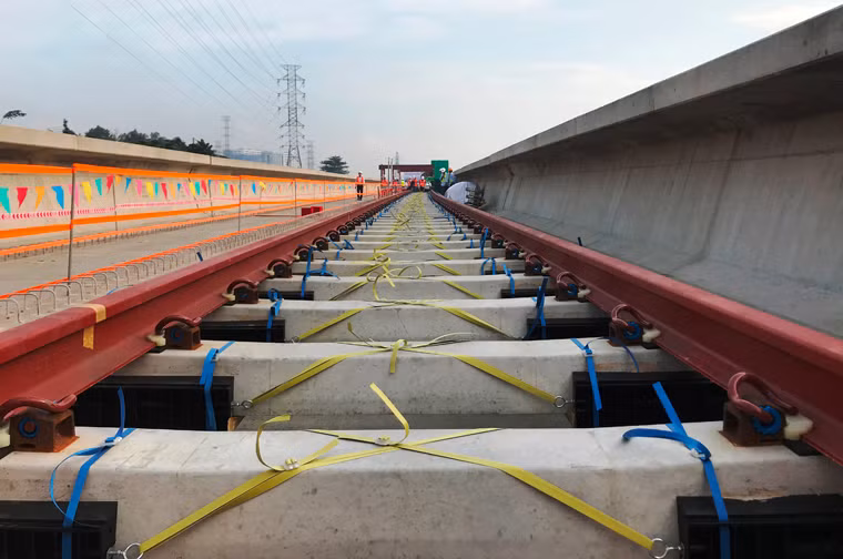 Để có được thời khắc quan trọng, đánh dấu một giai đoạn mới của hệ thống giao thông lần đầu tiên ở TP.HCM này, Công ty HITACHI đã nỗ lực trong suốt quá trình chuẩn bị các công tác thiết kế, nhập khẩu, vận chuyển thiết bị, vật tư.