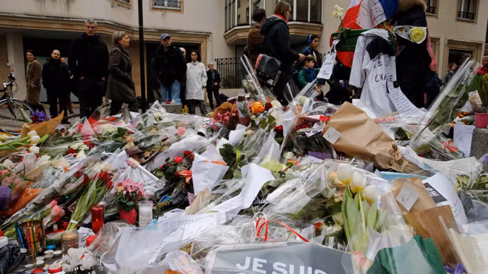 Rất nhiều người đã đến đặt hoa và lời nhắn đến các nạn nhân vụ thảm sát tại toà soạn tạp chí châm biếm Charlie Hebdo.