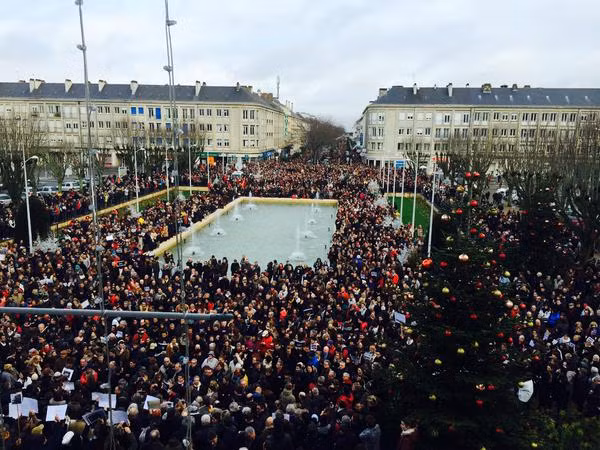 Hơn 20.000 người cũng tham gia tuần hành ở thị trấn miền tây bắc Saint-Nazaire, Pháp.