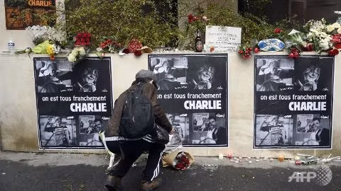 Charlie Hedbo van ra so tuan toi, bat chap vu xa sung