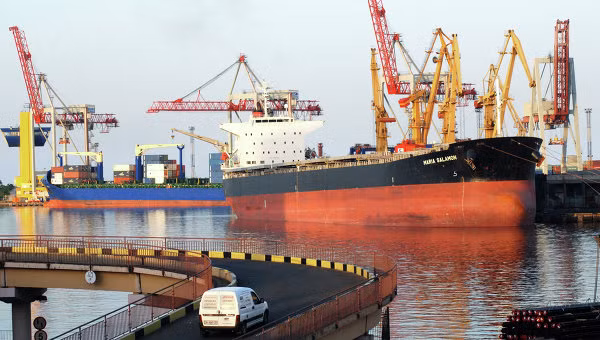 Canada chuyen cho Ukraine 42 container trang thiet bi quan su