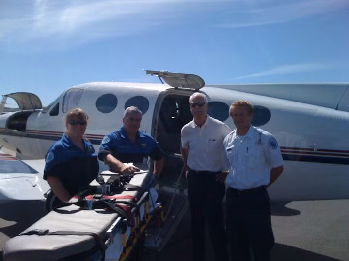 Theo Tuổi Trẻ, hiện gia đình ông Nguyễn Bá Thanh đã hoàn tất mọi thủ tục để có thể đưa ông Thanh rời Mỹ vào sáng nay (5/1) về quê nhà Ðà Nẵng tiếp tục dưỡng bệnh sau 4 tháng 19 ngày điều trị tích cực tại một bệnh viện ở Mỹ. (Trong ảnh là mô phỏng phi công và nhân viên đang làm công tác chuẩn bị đón bệnh nhân lên phi cơ y tế của hãng AMR Ambulance)