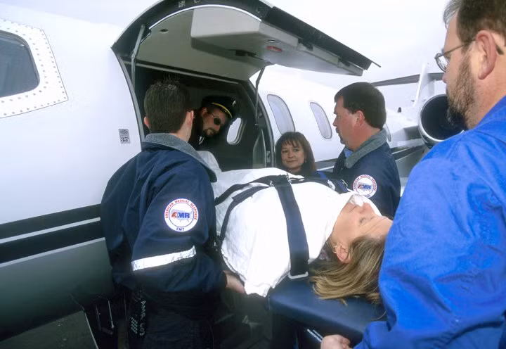 “Tất cả đã sẵn sàng và nếu không có gì thay đổi đột xuất, ông Nguyễn Bá Thanh và đoàn sẽ về đến Ðà Nẵng vào chiều tối 6/1” - Tuổi Trẻ dẫn nguồn tin cho biết. (Trong ảnh là mô phỏng phi công và nhân viên đang đưa bệnh nhân lên phi cơ y tế của hãng AMR Ambulance)