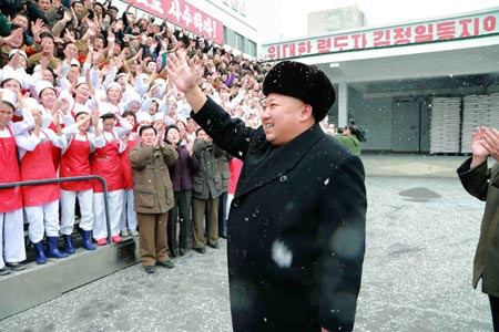 Ông Kim Jong-un trong chuyến thị sát một nhà máy sản xuất đồ ăn trẻ em vào ngày 16/12/2014.