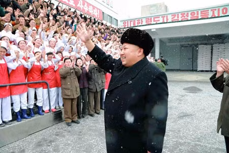 Ông Kim Jong-un trong chuyến thị sát một nhà máy sản xuất đồ ăn trẻ em vào ngày 16/12/2014.