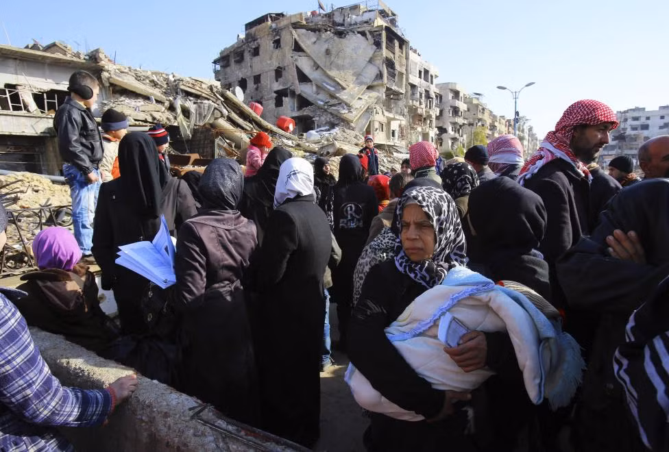 Người dân chuẩn bị sơ tán khi lệnh ngừng bắn mới giữa lực lượng trung thành của Tổng thống Bashar al-Assad và lực lượng nổi dậy mới được thiết lập.