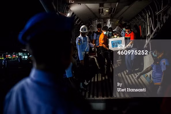 Chuyển thi thể nạn nhân từ máy bay NC295 của Không quân Indonesia tới bệnh viện cảnh sát Bhayangkara ở Sarabaya để nhận diện.