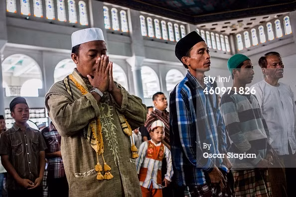 Người dân Surabaya cầu nguyện cho các nạn nhân xấu số.