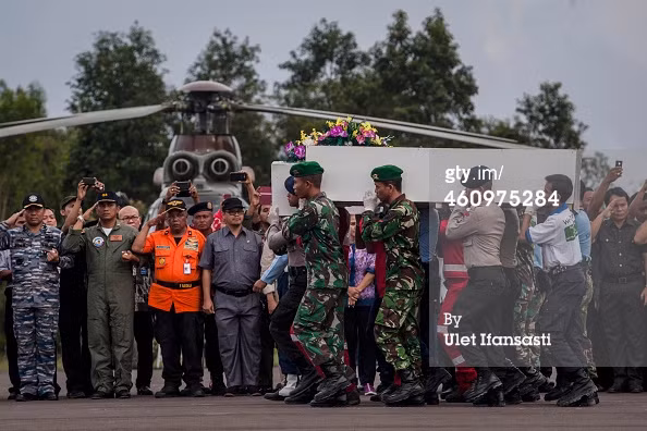 Chuyển thi thể nạn nhân từ máy bay xuống. Ảnh chụp tạo căn cứ Không quân Iskandar, Pangkalan Bun, trung Kalimantan, Indonesia.