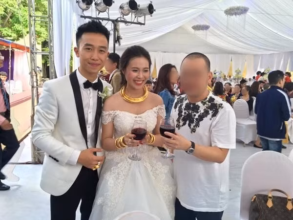  6. Đám cưới thiếu gia nhà 300 tỷ Đám cưới của cặp đôi Quốc Đức – Ngọc Chinh là một trong những đám cưới xa hoa và lộng lẫy nhất diễn ra vào cuối tháng 12/2015. Tòa lâu đài dát vàng trị giá gần 300 tỷ đồng trở thành nơi tổ chức tiệc cưới với hơn 1.000m2 đất được trang hoàng lộng lẫy trở thành sảnh cưới để đón khoảng 1.000 khách. Ảnh: Ngày nay.