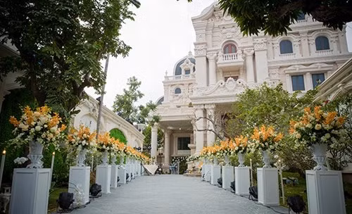 Hoa được trang trí suốt từ cổng vào đến tận bên trong ngôi biệt thự. 10.000 bông hồng Ecuador nhập khẩu, 1.000 cành hoa lan, 100 kg hoa baby, 200 kg lá cùng hơn 10 loại hoa tươi khác được sử dụng để biến tiệc cưới thành một khu vườn hoa tươi đúng nghĩa. Ảnh: Dân Việt.