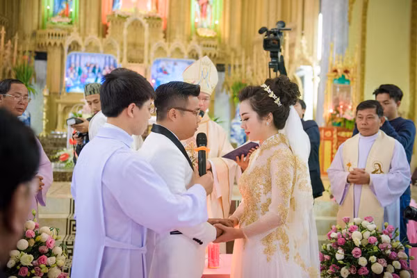  5. Đám cưới đón dâu bằng máy bay và siêu xe Đám cưới của cặp đôi Thu Thủy - Đức Thắng cũng khiến cư dân mạng dậy sóng vào đầu năm 2016 khi diễn ra trong 3 ngày tại TP HCM và Nam Định. Ảnh: Vietnamnet.