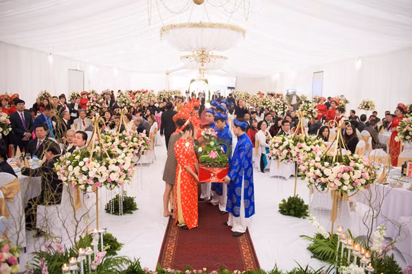 Đám cưới được sử dụng hoàn toàn bằng hoa tươi nhập khẩu, được bảo quản và vận chuyển tới Nam Định bằng xe lạnh chuyên dụng từ Hà Nội. Ảnh: Vietnamnet.