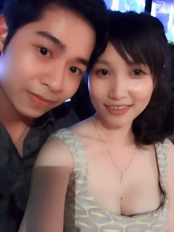 Để phục vụ cho lễ cưới, gia đình cô dâu chú rể này đã thuê hẳn một chiếc máy bay ATR 72 của Vietnam Airlines để đưa đón dâu từ TP HCM đến Cà Mau vào buổi sáng 2/11/2015, chở theo 62 hành khách, bao gồm cô dâu chú rể, gia đình chú rể, bạn bè và họ hàng nhà chú rể. Chi phí thuê được tiết lộ khoảng 200 triệu đồng. Ảnh: Ngày nay.