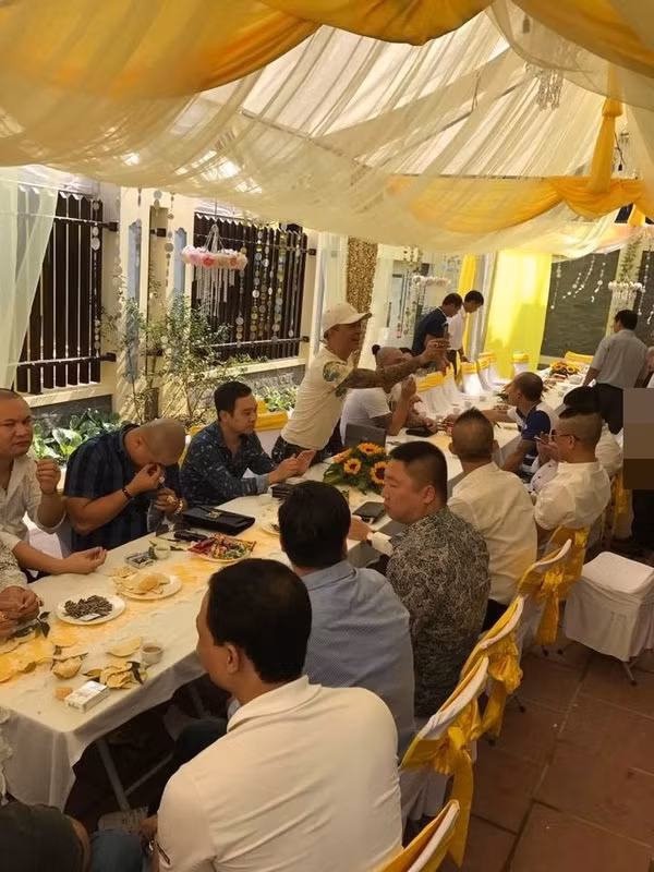 Được biết, đám cưới của thiếu gia Hùng “Tin Lớn” và hotgirl Phương Anh được tổ chức long trọng với hơn 3000 khách mời. Vị đại gia này đã thuê cả 3 khán phòng của Cung văn hóa hữu nghị Việt Xô và trang trí hết sức cầu kỳ, xa hoa. Thậm chí, thực đơn của cũng được anh đặt ở nhà hàng 5 sao nổi tiếng nhất Hà Nội. Ảnh: vitalk.vn.