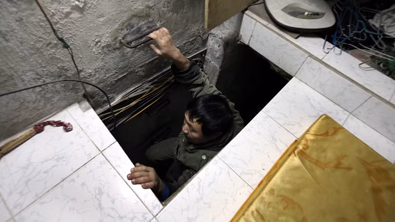 Trong nhà, ngoài một số vật dụng thiết yếu như tivi, quạt, nồi cơm điện,... gia đình anh không dám sắm thêm bất cứ thứ gì vì không có chỗ để. Quần áo anh cũng chỉ có vài bộ được treo trên mắc cho tiết kiệm diện tích. Ảnh: Vietnamnet.