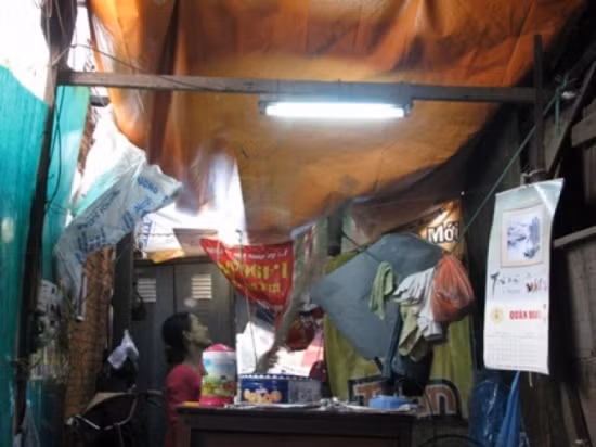  3. Căn nhà lợp bằng tôn rách Nhà ông Nguyễn Văn Mai (sinh 1960, tổ 11, phường Hải Châu 2, quận Hải Châu, TP Đà Nẵng) lại sập xệ, dột nát, mái lợp bằng tôn rách, chăng bạt xung quanh. Ở trong nhà vẫn có thể nhìn thông lên trời, mùa mưa thì dột, mùa hè thì nóng.