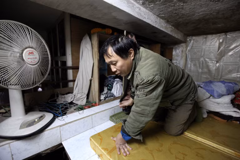 Không chỉ bất tiện, chật chội mà căn "nhà ổ chuột" nơi anh đang ở bị ô nhiễm nghiêm trọng. Một bên tường của căn nhà giáp với bể phốt, bên kia giáp với bể nước của nhà hàng xóm nên tường ẩm mốc, trần nhà cũng bong tróc hết cả. Những ngày mưa rét nhà bị dột không thể ngủ nổi... Ảnh: Vietnamnet.