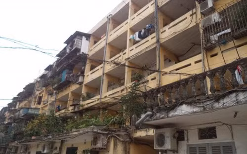  5. Khu tập thể Kim Giang Khu tập thể Kim Giang bao gồm khu A, B, C, D, E, H là các chung cư cũ có chiều cao từ 2 - 5 tầng, xây dựng từ những năm 1970 và đang xuống cấp. Trong đó, tổng diện tích nghiên cứu 16,7ha; gồm 89 nhà 2 tầng và 6 nhà 5 tầng; quy mô khoảng 2.000 hộ dân. Ảnh: VnEconomy.