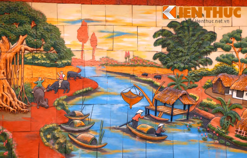 Sau đó, hàng xóm thấy đẹp nên mọi người thống nhất đồng bộ thành một bức tranh cho cả con đường. Toàn khu dân cư thống nhất tự đóng kinh phí, tự thiết kế các bức tranh gốm và thuê thợ về thi công.