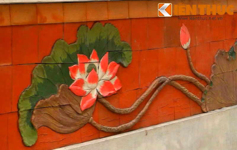 Mỗi bức tranh nhỏ dưới chân được làm với giá 800.000 đồng đến 1.000.000 đồng.