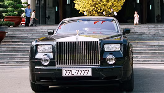  1. Biển tứ quý 7 Khi tìm hiểu về biển số siêu xe của đại gia Việt hẳn không thể không nhắc đến chiếc xe Phantom đắt nhất Việt Nam (thời điểm 2008 – trị giá 21 tỷ đồng), gắn biển 77L-7777 của vị đại gia Dương Thị Bạch Diệp. Theo bà Diệp, con số 7 chứa nhiều yếu tố thần bí như 7 kỳ quan thế giới, 7 vía (nữ) hay 7 bộ phận quan trọng trên khuôn mặt một con người (2 mắt, 2 lỗ mũi, 2 tai và miệng)… Ngay cả chữ "L" theo bà nếu đặt ngược lại cũng ứng với chữ số 7, và như vậy BKS 77L-7777 sẽ là "777-7777" (7 con số 7). Ảnh: Internet.