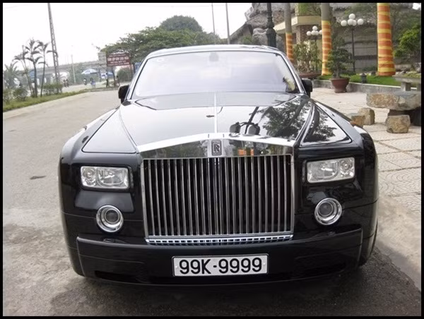  2. Biển tứ quý 9 Thông tin về chiếc Rolls-Royce Phantom Rồng biển số tứ quý 9 của trùm gỗ Minh “Sâm” vốn được người trong giới mê xe đồn đại đã lâu. Trang 24h.com đưa tin, dân mê xe vốn đã biết đến chiếc Rolls-Royce Phantom biển số 99K-9999 đình đám của ông trùm gỗ quý Bắc Ninh. Trên các diễn đàn xe, hình ảnh siêu xe biển “khủng” này vẫn được chia sẻ và bình luận. Kể từ khi Minh “Sâm” bị bắt, chiếc xe không có trong danh sách bị tạm giữ, cũng không hề xuất hiện trên đường phố Kinh Bắc thêm một lần nào nữa. Ảnh: Ảnh: chothuexehanoi.com.vn.