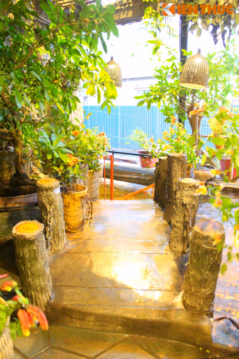 Chiếc cầu bắc qua con suối được trang trí nhiều chậu hoa và cây xanh...