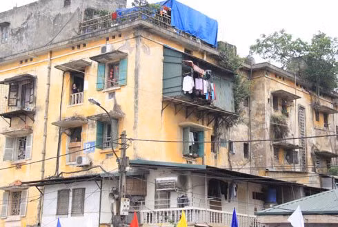  16. Khu tập thể Nguyễn Công Trứ Dự án cải tạo tập thể Nguyễn Công Trứ là dự án được thí điểm cải tạo đầu tiên của Hà Nội. Tháng 12/2002, thành phố Hà Nội có văn bản giao Cty xây dựng và Phát triển nhà Hai Bà Trưng (nay là Cty CP Đầu tư xây dựng và phát triển nhà số 7 Hà Nội (Handico7) lập dự án cải tạo khu tập thể Nguyễn Công Trứ . Ảnh: Đ.L.