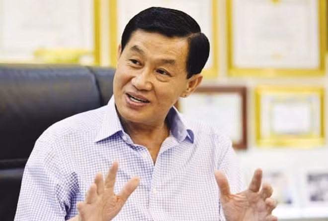 Không gian bán hàng hiệu đúng nghĩa của ông Hạnh Nguyễn bắt đầu từ khách sạn Rex, ở quận 1, TP HCM. Nhưng không gian chỉ 4.000 m2 của Rex không đủ chỗ cho nhiều thương hiệu lớn của thế giới. Thế là ông quyết định phải thực hiện cho được giấc mơ Tràng Tiền. Ảnh: CafeBiz.