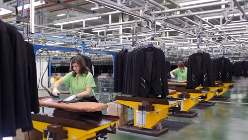 Zara không chi nhiều ngân sách cho quảng cáo, mà thay vào đó, họ đầu tư mở các cửa hàng cạnh các cửa hàng của những thương hiệu lớn để nâng tầm đẳng cấp. Ảnh: retail-week.com