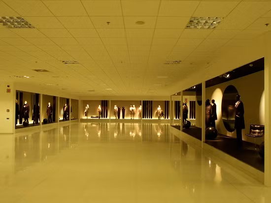 Stradivarius là chuỗi cửa hàng giá rẻ "anh em" với Zara. Ngoài ra, Inditex còn có 5 nhãn hiệu khác là Pull &amp; Bear, Massimo Dutti, Bershka, Oysho và Zara Home. Zara đã ký Hiệp định Greenpeace Zero-discharge nhằm loại bỏ tất cả hóa chất độc hại khỏi sản phẩm vào năm 2020. Ảnh: ciplo.net.