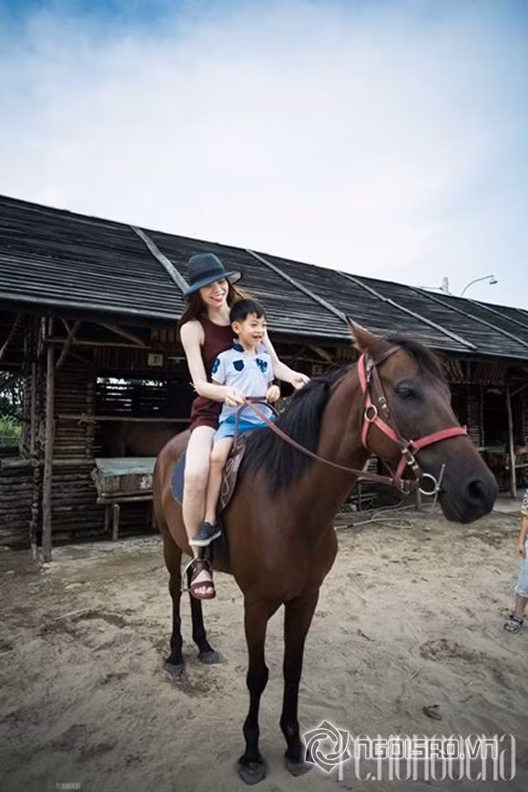 Ngoài ra, con trai của Hồ Ngọc Hà cũng có niềm đam mê xe giống như cha mình. Cách đây không lâu, Cường Đô la có đăng tải ảnh Subeo cưỡi xe cào cào mini bên cạnh là chiếc sport mini 50CC dành cho các bé tập đi. Theo tìm hiểu thì tổng giá trị 2 chiếc mô tô này rơi vào khoảng vài chục triệu đồng. Ảnh: Ngoisao.vn