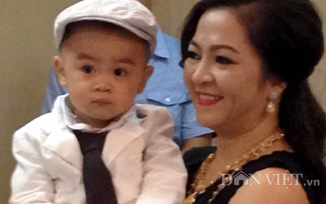 Trước mắt, toàn bộ khối tài sản khổng lồ đó, cậu bé Huỳnh Hằng Hữu chỉ tuân theo sự chỉ đạo của vợ chồng ông Dũng “lò vôi” và Hội đồng giám sát gồm 10 thành viên cho đến khi cậu bé Huỳnh Hằng Hữu tròn 18 tuổi thì được quyết định riêng theo di chúc mà cha hoặc mẹ để lại. Ông Huỳnh Uy Dũng cho biết, tài sản này là tài sản thật và ông cho con không phải để làm giàu cho con ông mà dẫn dắt con ông vào cõi Chân – Thiện – Mỹ. Ảnh: Dân Việt.