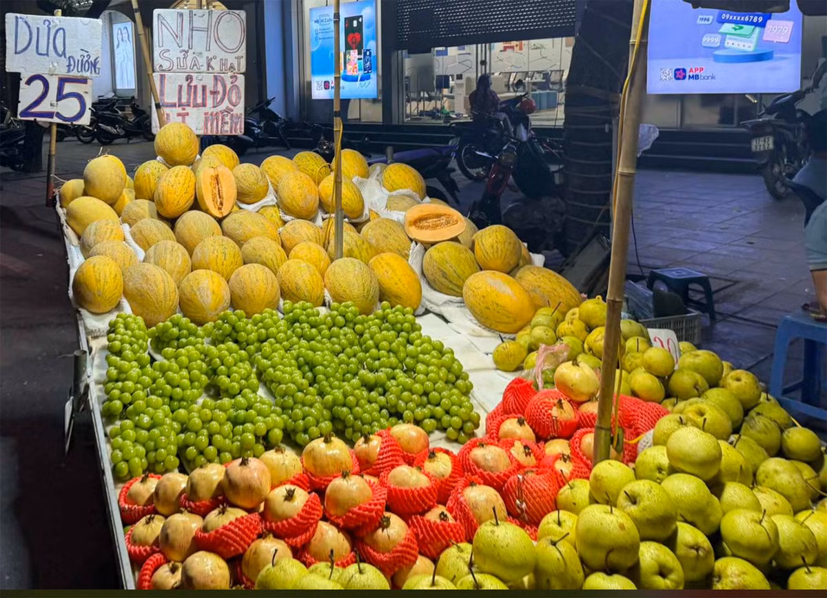 Gia hoa tuoi tang manh, trai cay Trung Quoc ve cho Viet re beo