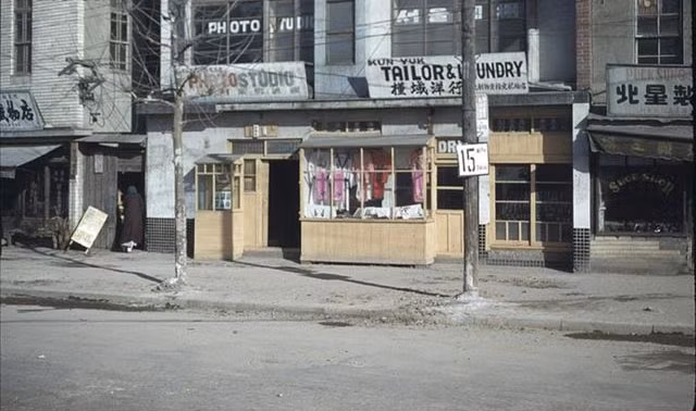 Những cửa tiệm san sát nhau.