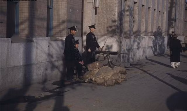 Những cảnh sát Seoul, Hàn Quốc đang làm nhiệm vụ trên phố.