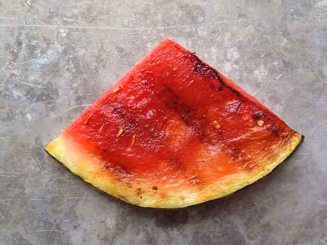 Dưa hấu. Hầu hết chúng ta đều thích ăn dưa hấu tươi trong những ngày hè nắng nóng như thế này nhưng sẽ càng ngạc nhiên hơn nếu bạn chiêu đãi bạn bè món dưa hấu nướng. Quét một ít dầu ô liu, cho thêm ít tiêu và muối lên một lát dưa mỏng rồi cho lên vỉ nướng. Bạn sẽ được thưởng thức sự khác biệt của dưa hấu.