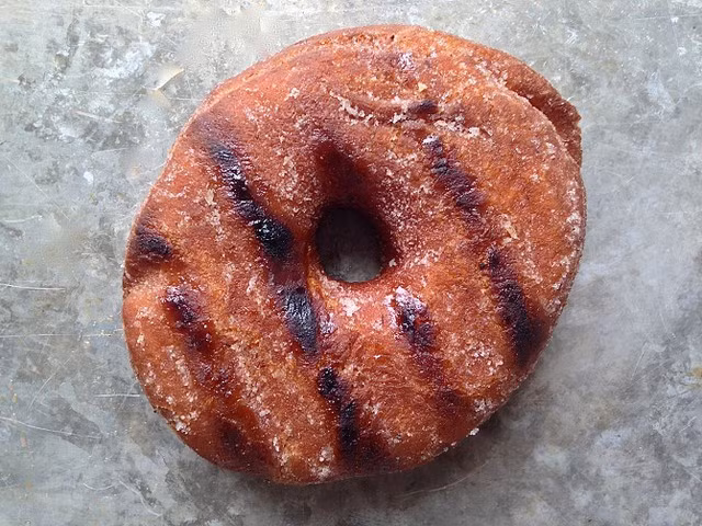 Donut. Donut là một loại bánh nướng có lõi tròn ở giữa với thành phần chính là bột, trên mặt bánh có một lớp caramen mỏng. Ngoài ra, donut có rất nhiều cách biến tấu như phủ sô cô la, kem lên trên hay cho các loại nước ép trái cây vào bột trước khi nướng.