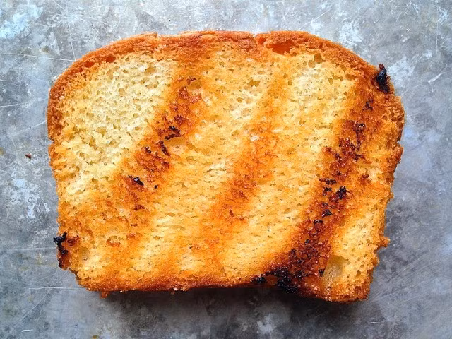 Bánh mì nướng với kem và dâu tây. Một lát bánh mì nướng sẽ trở nên đặc biệt hơn khi bạn quét thêm một lớp kem trộn với dâu tây.