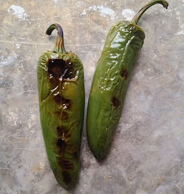 Ớt xanh. Ớt xanh ướp dầu ô liu, muối và hạt tiêu rồi nướng. Bạn có thể cắt nhỏ ra và thưởng thức.