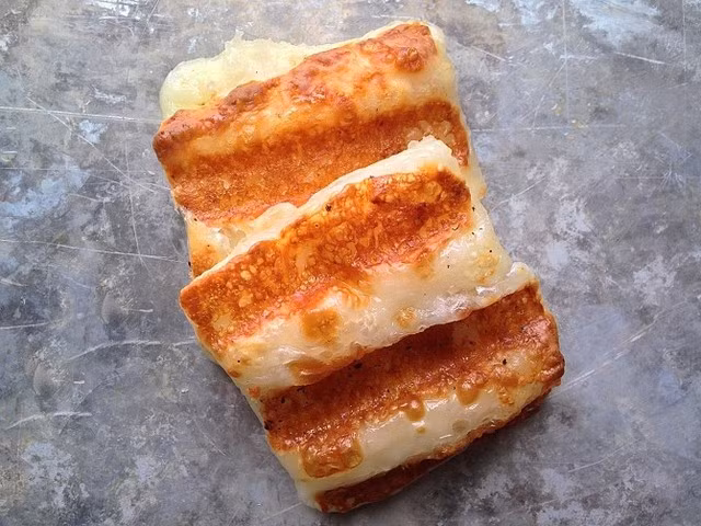 Pho mát. Chọn loại pho mát có thể nướng (thông tin thường ghi trên nhãn) và có mùi vị nhẹ nhàng. Một miếng pho mát với lớp nhân ở giữa kết dính và phần vỏ giòn tan sẽ tạo ra sự khác biệt cho món ăn này.