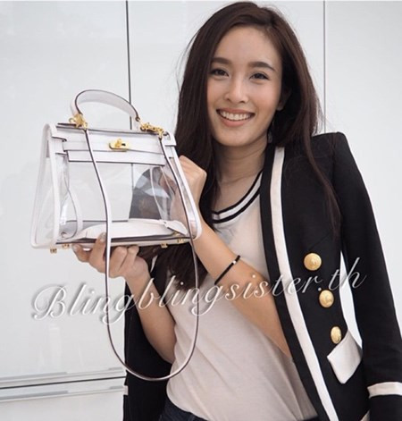 Hiện nay, BlingBlingSister là một trong những từ khóa thời trang “hot” nhất không chỉ ở Thái Lan mà còn tạo thành trào lưu ở Trung Quốc và vừa đặt chân tới Việt Nam. Hình ảnh chiếc túi đang yêu tới từ xứ sở chùa Vàng này tràn ngập trên Instragram của nhiều người nổi tiếng như Nong Poy, nữ tỉ phú Jamie Chua hay hàng loạt hot girl Pamela Nadarna, Ploy, Shaine….