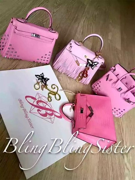 Ngoài ra, chất liệu làm túi như da hay lớp mạ đều có chất lượng cao. Túi được làm từ 100% da thật, mềm nhưng vẫn đứng phom dáng, không bị méo mó, xộc xệch và biến dạng khi sử dụng. Chi tiết khóa sắc sảo, bóng bẩy được mạ vàng 24K. Màu sắc cũng rất đẹp mắt chứ không tạo cảm giác kém sang trọng như nhiều mẫu túi nhái khác.