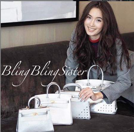 BlingBlingSister là túi fake hàng hiệu (nhái) nhưng là fake theo cách “quang minh chính đại”. Nguyên mẫu của các sản phẩm nổi tiếng nhất của BlingBlingSister là túi Hermes đình đám như Kelly hay Birkin. Cũng giống như nhãn hiệu túi Hàn Quốc đang được bạn trẻ yêu thích là Play No More, Bling BlingSister của Thái Lan đi theo xu hướng “Fake for fun: Nhái cho vui”. Ảnh: Sao chuyển giới Nong Poy là một tín đồ của những chiếc túi "Nhái cho vui".