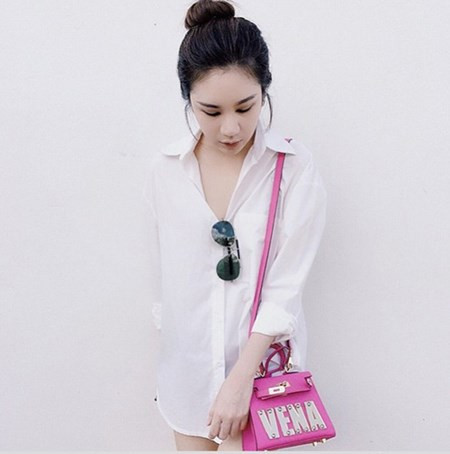 Túi BlingBlingSister có giá không hề rẻ, bằng giá túi của các thương hiệu tầm trung, khoảng từ 13-16 triệu tùy từng mẫu. Tuy nhiên, theo đánh giá chung thì giá cả của BlingBlingSister tương xứng với chất lượng. Túi BlingBlingSister được dựng chuẩn theo phom dáng và đúng theo kích cỡ của túi nguyên mẫu là Hermes Kelly hay Birkin.