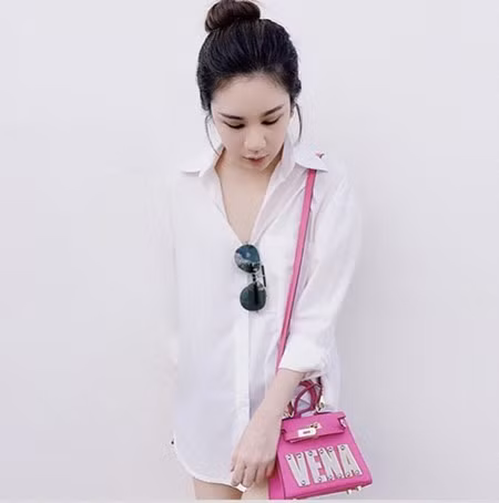 Túi BlingBlingSister có giá không hề rẻ, bằng giá túi của các thương hiệu tầm trung, khoảng từ 13-16 triệu tùy từng mẫu. Tuy nhiên, theo đánh giá chung thì giá cả của BlingBlingSister tương xứng với chất lượng. Túi BlingBlingSister được dựng chuẩn theo phom dáng và đúng theo kích cỡ của túi nguyên mẫu là Hermes Kelly hay Birkin.